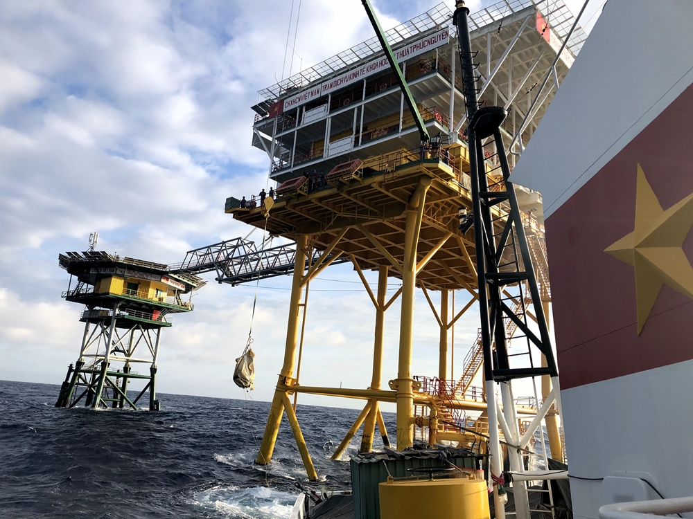 Quà Tết được cẩu cẩn thận lên DK1/15 ở bãi Phúc Nguyên. Phần lớn các nhà giàn đã được trang bị cẩu nhưng để đưa hàng lên an toàn và lành lặn, nhất là hàng Tết, từ tàu lên nhà giàn trong điều kiện sóng lớn cuối năm không đơn giản chút nào.